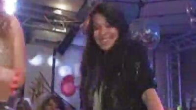 വലിയ കണ്ണുകളുള്ള ഒരു സുന്ദരി കാറിൽ നന്നായി ചരിഞ്ഞുകിടക്കുന്നു