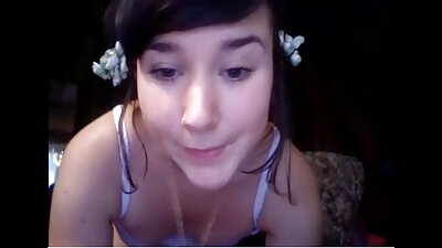 ഒരു വലിയ കോഴിയെ കൈകാര്യം ചെയ്യുമ്പോൾ ഒരു കോഴിക്കുഞ്ഞ് അവളുടെ മുടി വലിക്കുന്നു