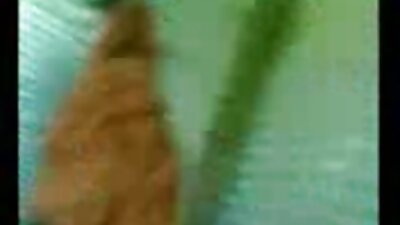 ഒരു കൗമാരക്കാരിക്ക് കട്ടിലിന്മേൽ അവളുടെ ഇറുകിയ വൃത്താകൃതിയിലുള്ള കുണ്ണയിലേക്ക് തള്ളിയിടുന്നു
