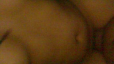 സ്വാഭാവിക മുലകളുള്ള ഒരു ചെറിയ കുഞ്ഞിന് കഠിനമായ കോഴിയിൽ സവാരി ലഭിക്കുന്നു