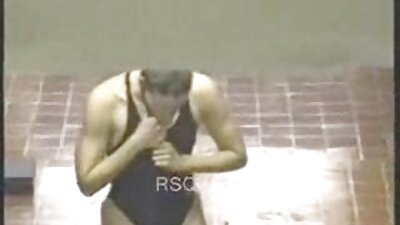 പെറ്റിറ്റ് ലിയ ഗ്വെർലിൻ അടുക്കളയിലെ തറയിലെ അവന്റെ ഹാർഡ്‌കോർ ഫക്ക് സ്ലട്ടാണ്