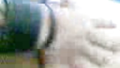 വലിയ പ്രകൃതിദത്ത മുലക്കണ്ണുകളുള്ള നൈസർഗ്ഗികമായ കണ്ണട പെൺകുട്ടിയെ ഒരു വലിയ മുലക്കണ്ണ് ഭോഗിക്കുന്നു