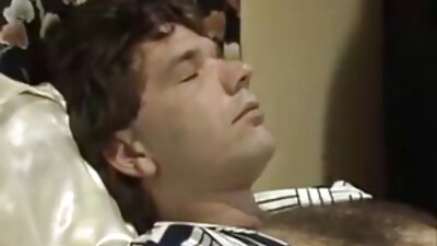 അവളുടെ പൂറ്റിൽ രോമങ്ങളുള്ള ഒരു ബിംബോ സ്വീകരണമുറിയിൽ കുടുങ്ങി